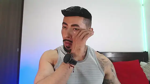 andrea de lucaa online show from April 13, 2026, 3:21 am