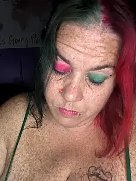 Snapshot of Courdles chatting on December 4, 2025, 10:36 am Courdles online show from December 4, 2025, 10:36 am