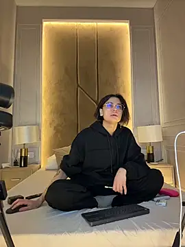 Snapshot of VioletAsh chatting on February 9, 2026, 4:21 am VioletAsh online show from February 9, 2026, 4:21 am