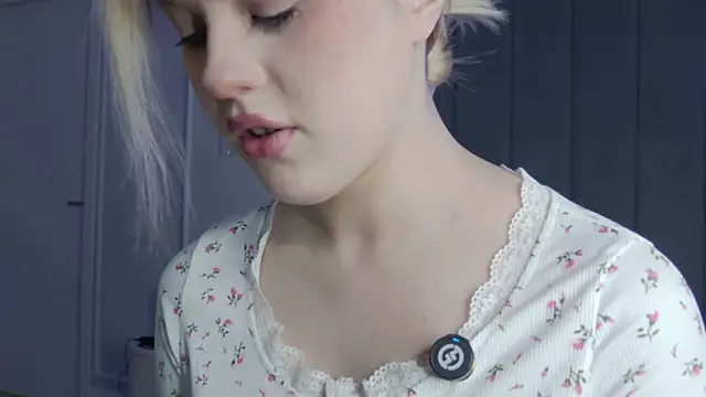 Snapshot of VioletAsh chatting on February 8, 2026, 4:32 am VioletAsh online show from February 8, 2026, 4:32 am