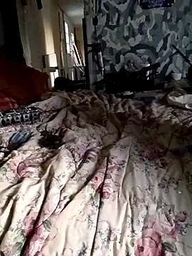 Snapshot of bearded_cross chatting on October 17, 2025, 1:02 pm bearded cross online show from October 17, 2025, 1:02 pm