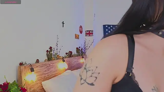 venomeowww   online show from April 27, 2026, 3:59 am