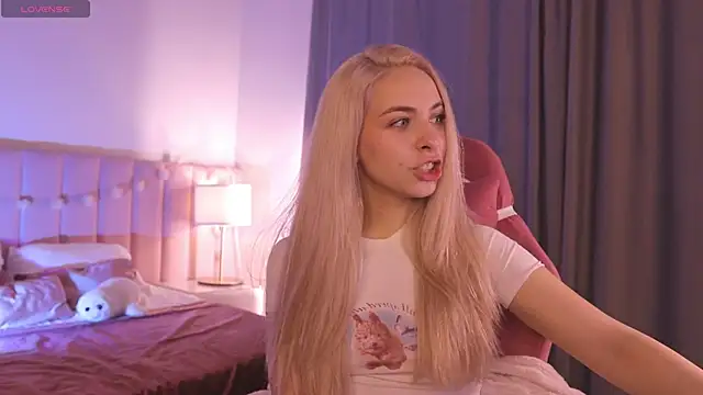 Snapshot of ShinyBarbie chatting on November 6, 2025, 6:28 am ShinyBarbie online show from November 6, 2025, 6:28 am