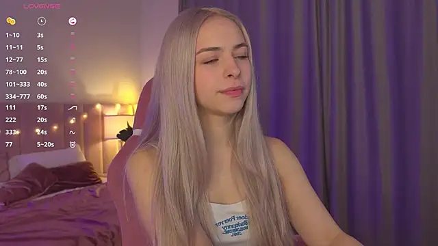 Snapshot of ShinyBarbie chatting on November 28, 2025, 6:35 am ShinyBarbie online show from November 28, 2025, 6:35 am