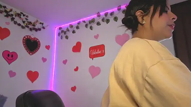 Snapshot of MiaCollinssx chatting on February 19, 2026, 12:57 pm MiaCollinssx online show from February 19, 2026, 12:57 pm