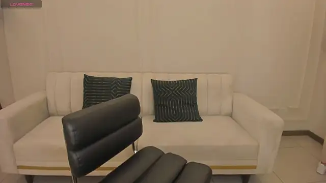 Snapshot of LeahNovac chatting on November 25, 2025, 11:10 am LeahNovac online show from November 25, 2025, 11:10 am