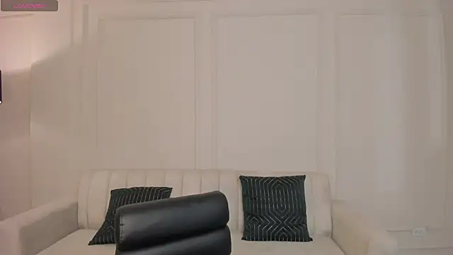 Snapshot of LeahNovac chatting on December 5, 2025, 11:20 am LeahNovac online show from December 5, 2025, 11:20 am