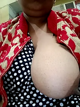 Snapshot of angry_couplez chatting on February 2, 2026, 7:18 am angry couplez online show from February 2, 2026, 7:18 am