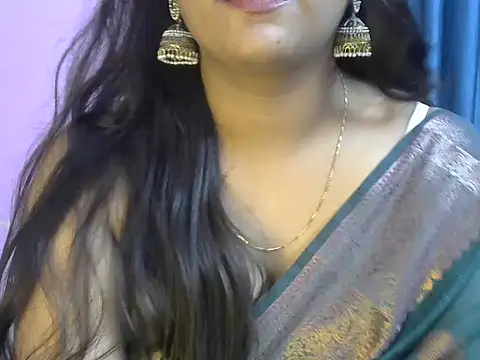 Snapshot of Queenxxx98 chatting on October 24, 2025, 7:57 pm Queenxxx98 online show from October 24, 2025, 7:57 pm