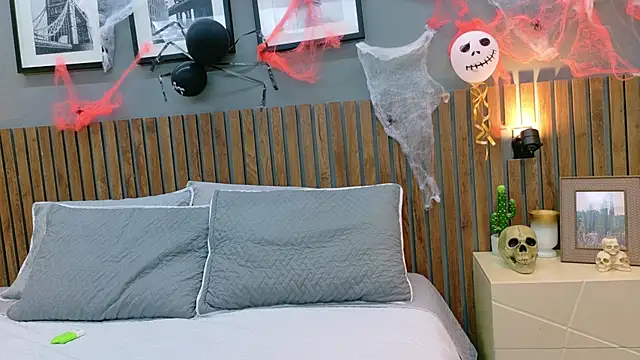 Snapshot of luna_roja25 chatting on October 28, 2025, 2:27 pm luna roja25 online show from October 28, 2025, 2:27 pm