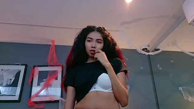 Snapshot of luna_roja25 chatting on October 18, 2025, 12:40 pm luna roja25 online show from October 18, 2025, 12:40 pm