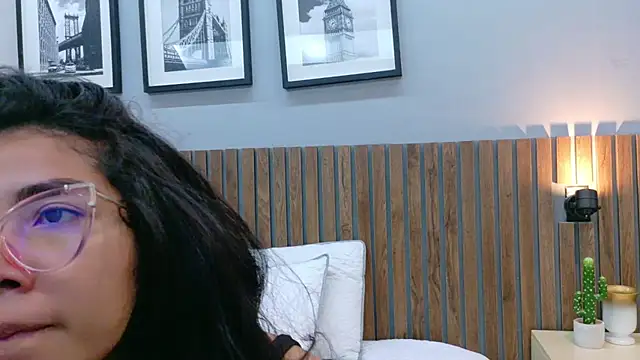 Snapshot of luna_roja25 chatting on January 6, 2026, 1:37 pm luna roja25 online show from January 6, 2026, 1:37 pm