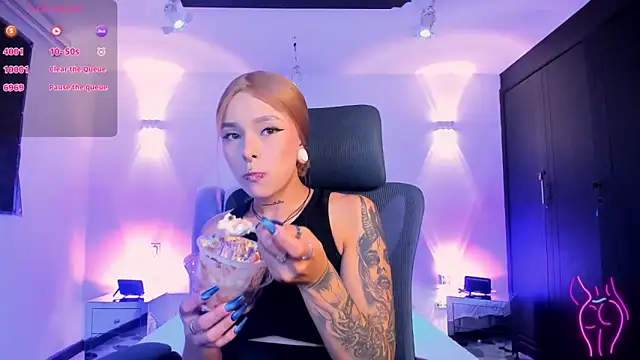 Snapshot of SkyThompson chatting on October 7, 2025, 4:13 am SkyThompson online show from October 7, 2025, 4:13 am