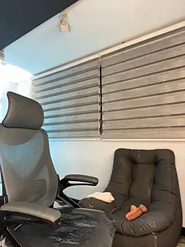 Snapshot of SkyThompson chatting on November 10, 2025, 5:23 am SkyThompson online show from November 10, 2025, 5:23 am