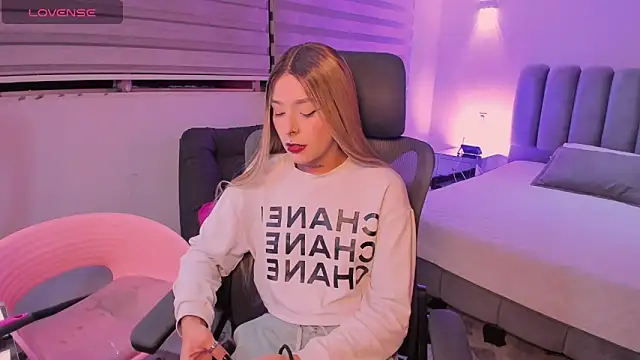 Snapshot of SkyThompson chatting on October 25, 2025, 4:33 am SkyThompson online show from October 25, 2025, 4:33 am