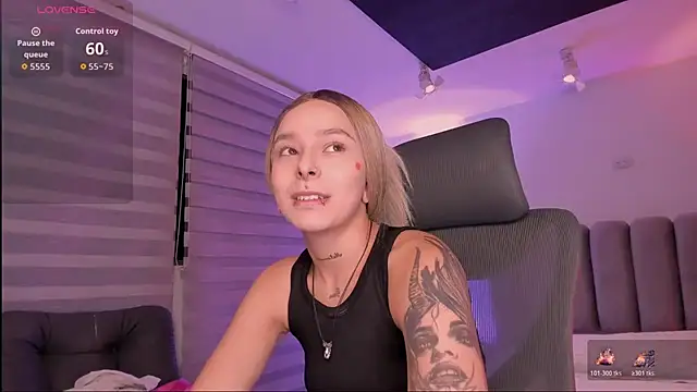 Snapshot of SkyThompson chatting on November 16, 2025, 5:12 am SkyThompson online show from November 16, 2025, 5:12 am