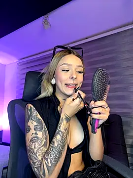 Snapshot of SkyThompson chatting on November 15, 2025, 5:00 am SkyThompson online show from November 15, 2025, 5:00 am