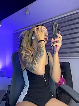 Snapshot of SkyThompson chatting on November 13, 2025, 5:11 am SkyThompson online show from November 13, 2025, 5:11 am