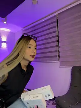 Snapshot of SkyThompson chatting on November 9, 2025, 5:22 am SkyThompson online show from November 9, 2025, 5:22 am