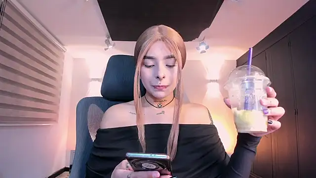 Snapshot of SkyThompson chatting on September 9, 2025, 4:33 am SkyThompson online show from September 9, 2025, 4:33 am