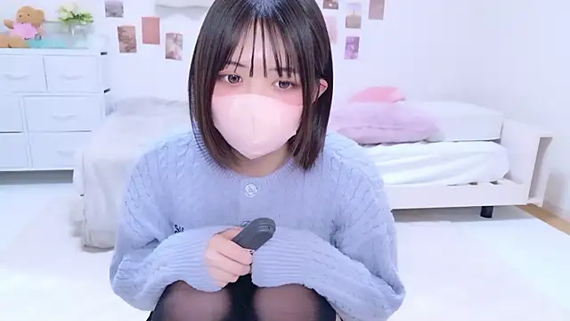 Hinata Sun online show from November 12, 2025, 5:28 pm