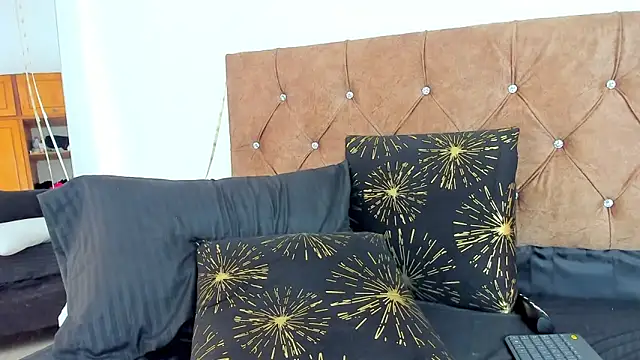 camila collins7 online show from November 25, 2025, 2:28 pm