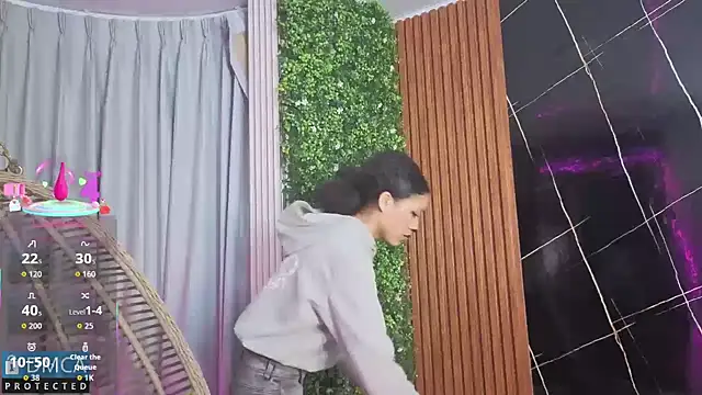 Kiara Zahiri   online show from October 31, 2025, 11:07 am