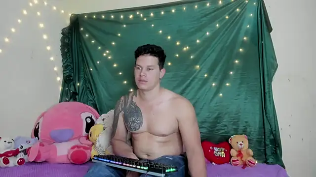 Snapshot of EclipseandFlame chatting on December 4, 2025, 1:54 pm EclipseandFlame online show from December 4, 2025, 1:54 pm