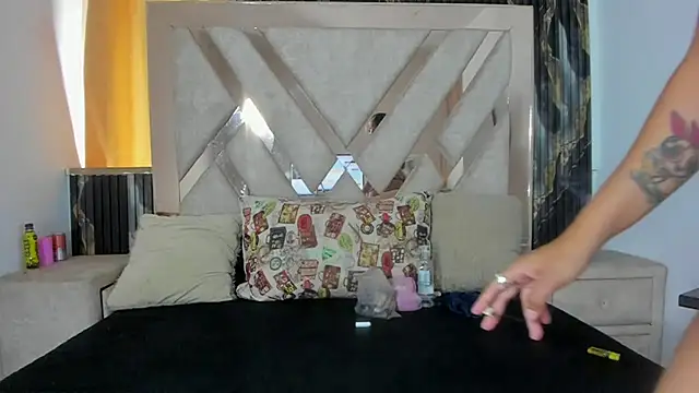 Snapshot of KloeANDbritany chatting on December 4, 2025, 1:32 pm KloeANDbritany online show from December 4, 2025, 1:32 pm