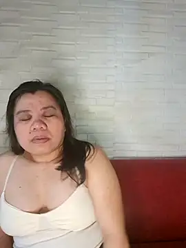 hotlyn45 online show from April 13, 2026, 9:08 pm