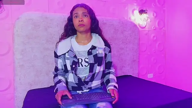 Snapshot of Kristall_06 chatting on October 9, 2025, 9:04 pm Kristall 06 online show from October 9, 2025, 9:04 pm