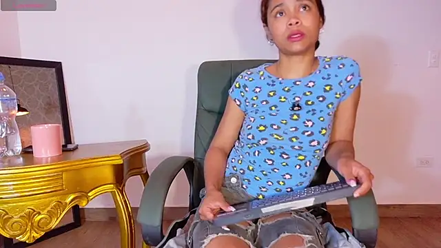 Snapshot of Kristall_06 chatting on December 18, 2025, 2:38 am Kristall 06 online show from December 18, 2025, 2:38 am