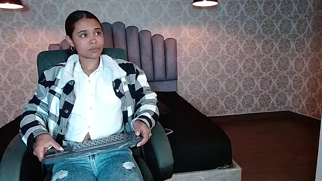 Snapshot of Kristall_06 chatting on October 4, 2025, 3:19 am Kristall 06 online show from October 4, 2025, 3:19 am