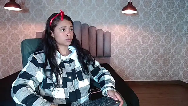 Snapshot of Kristall_06 chatting on October 18, 2025, 2:13 am Kristall 06 online show from October 18, 2025, 2:13 am