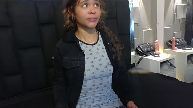 Snapshot of Kristall_06 chatting on November 12, 2025, 6:34 pm Kristall 06 online show from November 12, 2025, 6:34 pm