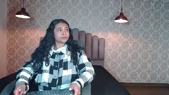 Snapshot of Kristall_06 chatting on October 6, 2025, 5:52 am Kristall 06 online show from October 6, 2025, 5:52 am