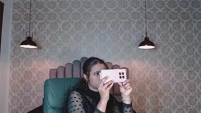 Snapshot of Kristall_06 chatting on October 3, 2025, 2:37 am Kristall 06 online show from October 3, 2025, 2:37 am