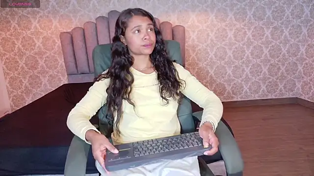 Snapshot of Kristall_06 chatting on October 22, 2025, 5:12 pm Kristall 06 online show from October 22, 2025, 5:12 pm