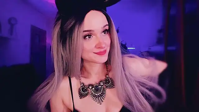 Snapshot of MistressJolie chatting on December 23, 2025, 7:40 am MistressJolie online show from December 23, 2025, 7:40 am