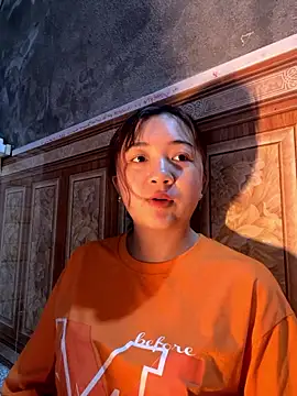 Snapshot of Lonnina chatting on November 9, 2025, 7:01 am Lonnina online show from November 9, 2025, 7:01 am