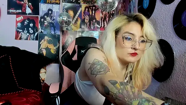Snapshot of Avril_Maria chatting on April 30, 2026, 12:06 am Avril Maria online show from April 30, 2026, 12:06 am