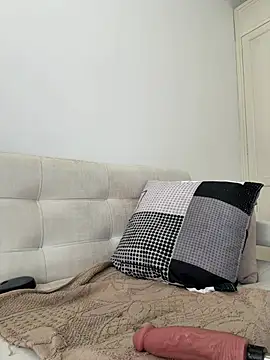 Miafisher  online show from April 15, 2026, 4:11 pm