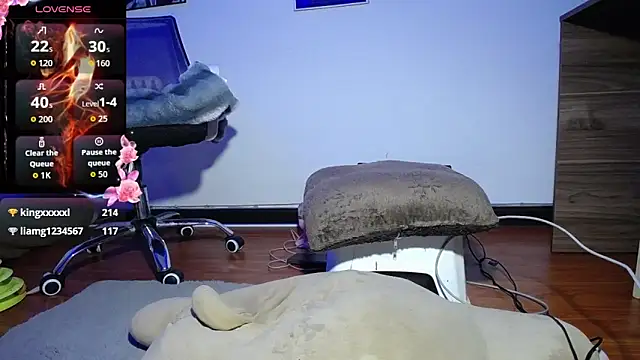 Snapshot of moonligth18 chatting on October 4, 2025, 12:12 am moonligth18 online show from October 4, 2025, 12:12 am