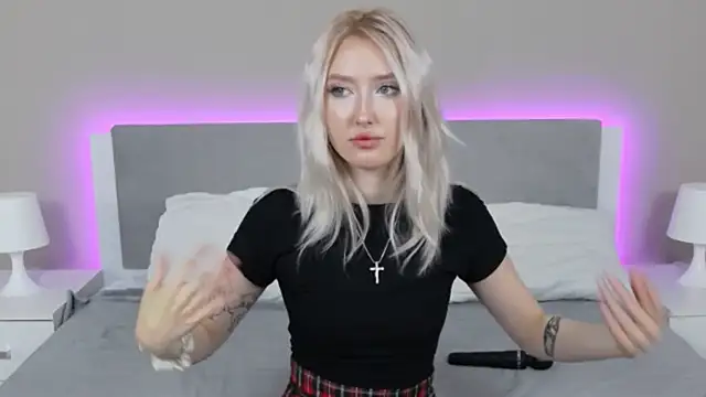 Snapshot of MarianeSun chatting on September 19, 2025, 4:05 am MarianeSun online show from September 19, 2025, 4:05 am