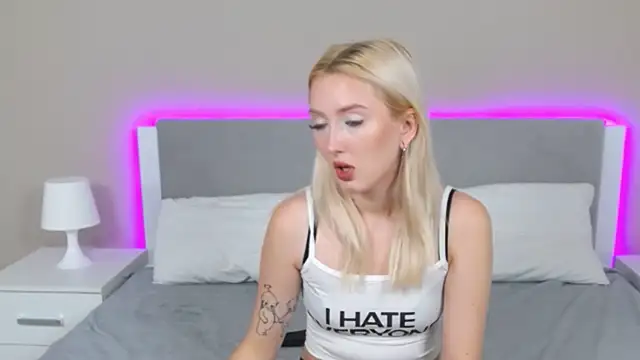 Snapshot of MarianeSun chatting on September 11, 2025, 4:12 am MarianeSun online show from September 11, 2025, 4:12 am