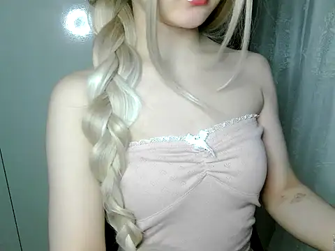 Snapshot of Annabelle-e chatting on April 29, 2026, 7:09 pm Annabelle-e online show from April 29, 2026, 7:09 pm