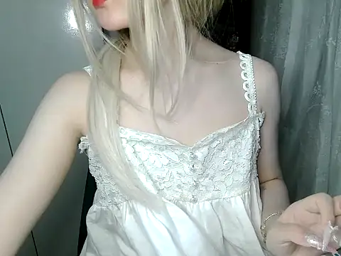 Snapshot of Annabelle-e chatting on April 28, 2026, 7:40 pm Annabelle-e online show from April 28, 2026, 7:40 pm