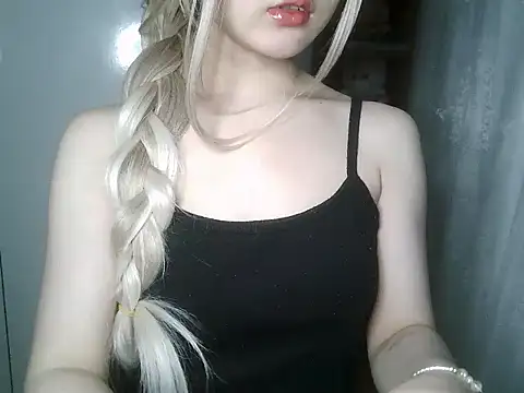 Snapshot of Annabelle-e chatting on May 1, 2026, 8:14 pm Annabelle-e online show from May 1, 2026, 8:14 pm