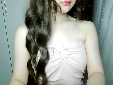 Snapshot of Annabelle-e chatting on May 21, 2026, 8:39 pm Annabelle-e online show from May 21, 2026, 8:39 pm