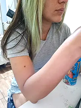 Snapshot of euahotmarii20 chatting on November 20, 2025, 5:24 pm euahotmarii20 online show from November 20, 2025, 5:24 pm